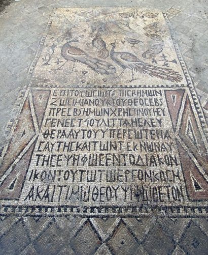 Hatay'ın Arsuz ilçesinde, portakal bahçesinde bulunan 6. yüzyıla ait Kutsal Havariler Kilisesi'nin sürdürülen sezon kazısında bir kölenin azat edilmesinden sonra tanrıya teşekkür için yaptığı belirlenen mozaik gün yüzüne çıkarıldı. ( Hatay Arkeoloji Müzesi Müdürlüğü - Anadolu Ajansı )